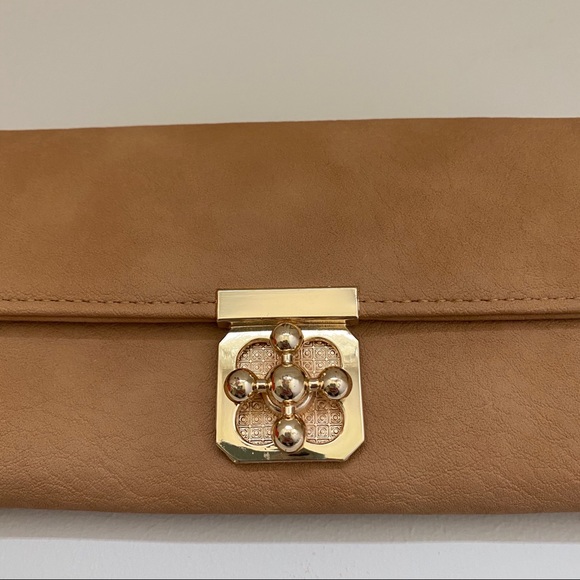 ✨HOST PICK✨ Tan faux leather clutch or hand wallet - Picture 3 of 7
